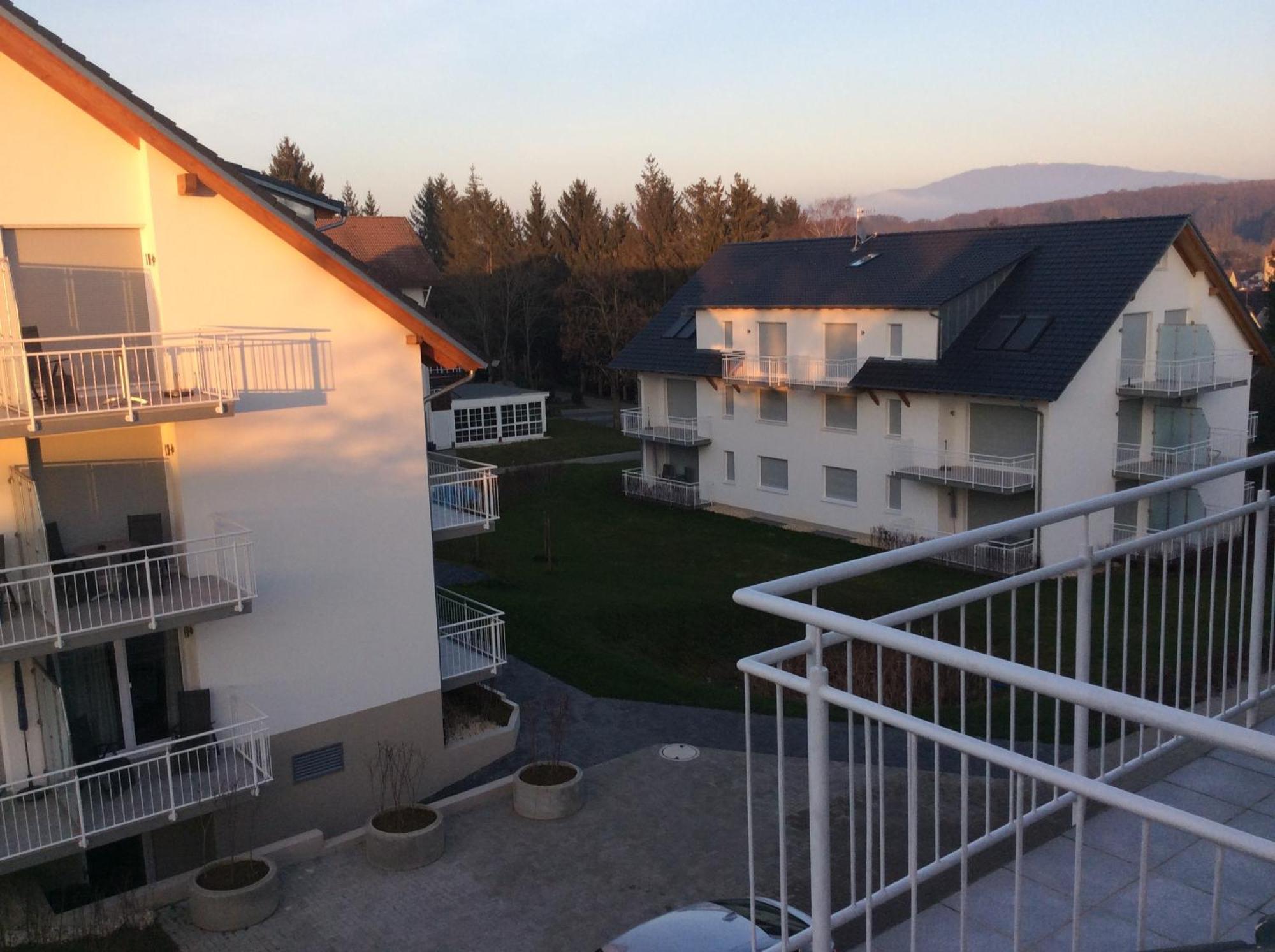 2-Zimmer-Ferienwohnung Mit Hotelservice Und 2 Balkons - Golf, Bike Und Wellness Im Markgraeflerland Bad Bellingen Exterior foto